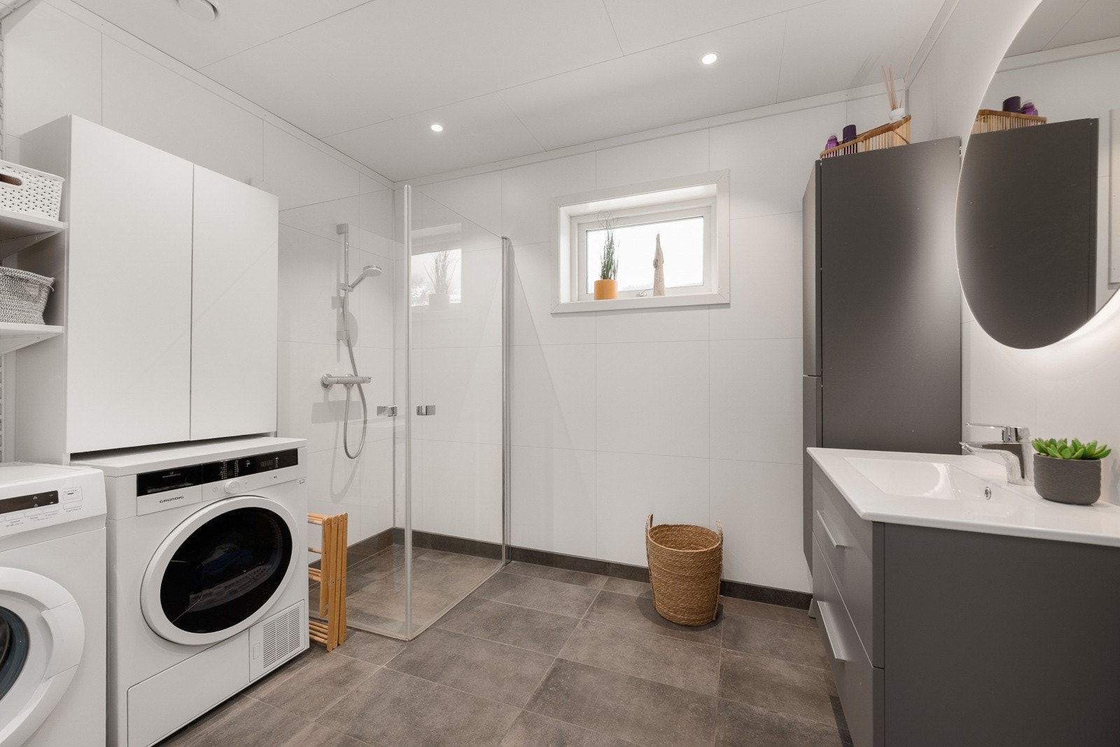 Badet i andre etasje har baderomsplater på veggene og fliser på gulv med gulvvarme. Galleribilde