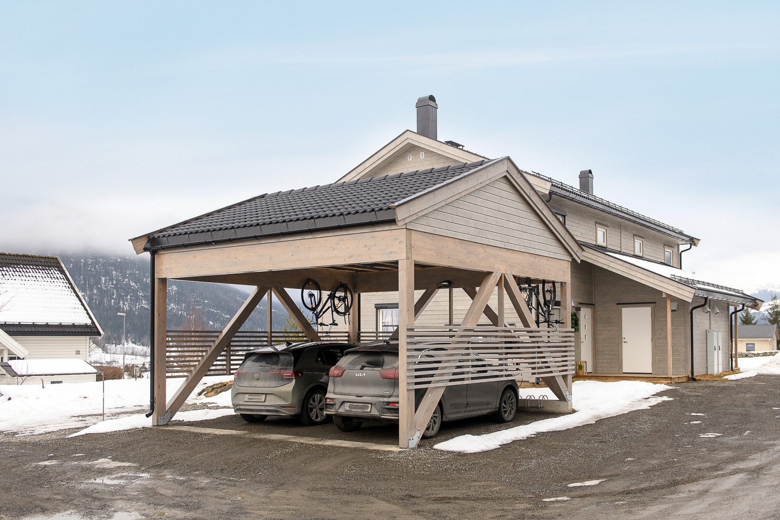 Boligen disponerer en parkeringsplass i felles carport med nabo. Galleribilde