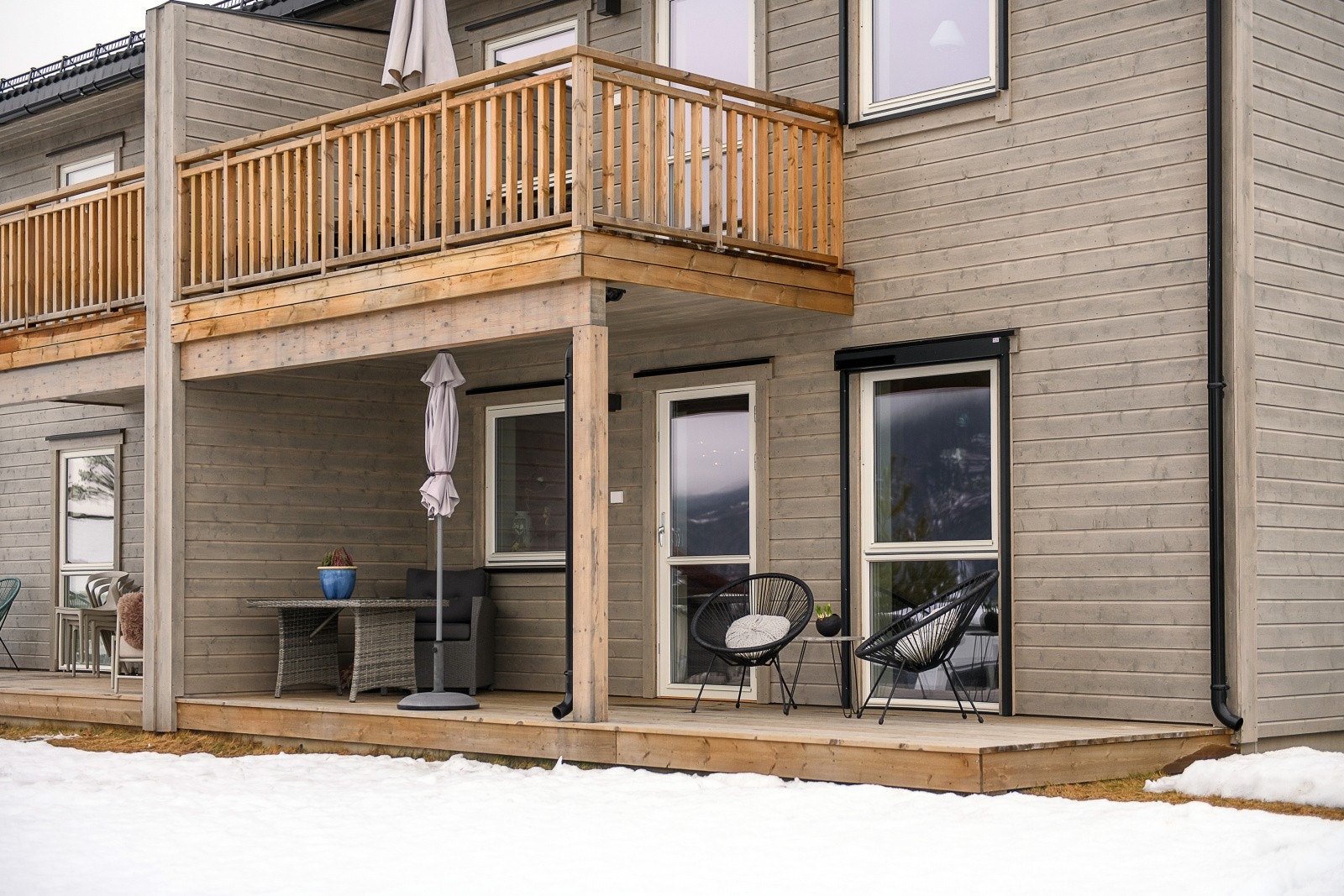 Fra stuen er det utgang til en vestvendt terrasse med god plass til utemøbler. Galleribilde