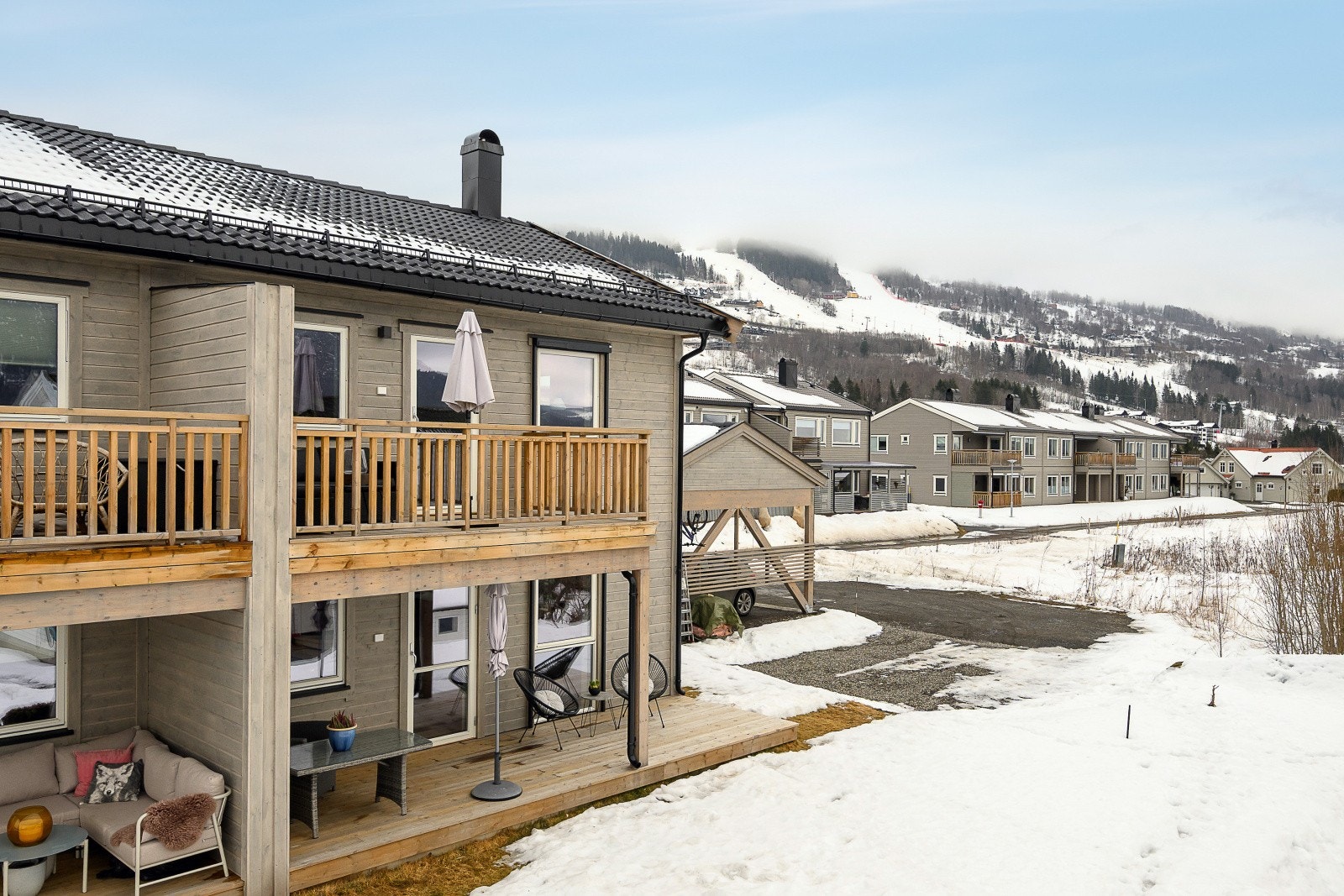 Beliggenheten gir en åpen utsikt mot Hafjell, med umiddelbar nærhet til friluftsområder og skiløyper. Galleribilde