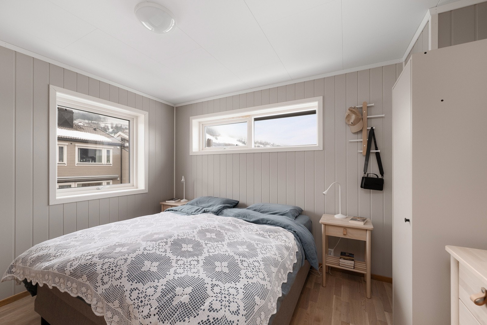 Hovedsoverommet har god plass til dobbeltseng og garderobeløsning. Galleribilde