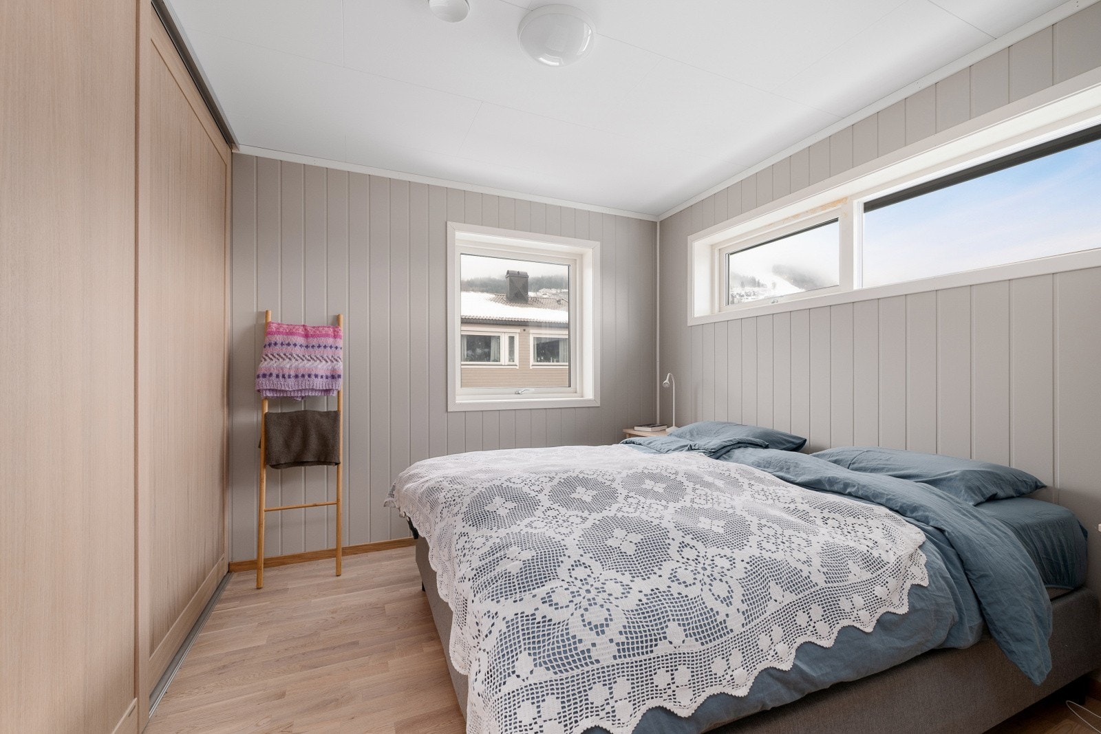 Integrert skyvedørsgarderobe på hovedsoverommet. Galleribilde