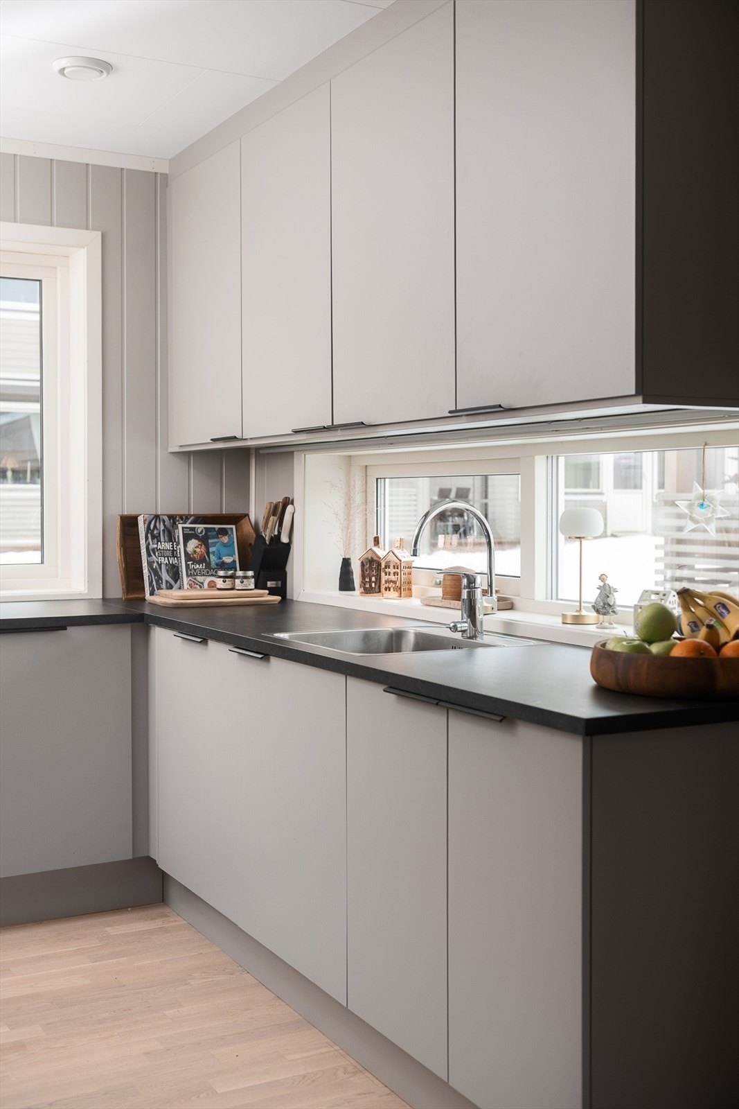 Det er integrert komfyr, koketopp og oppvaskmaskin og plass til frittstående kjøleskap. Galleribilde