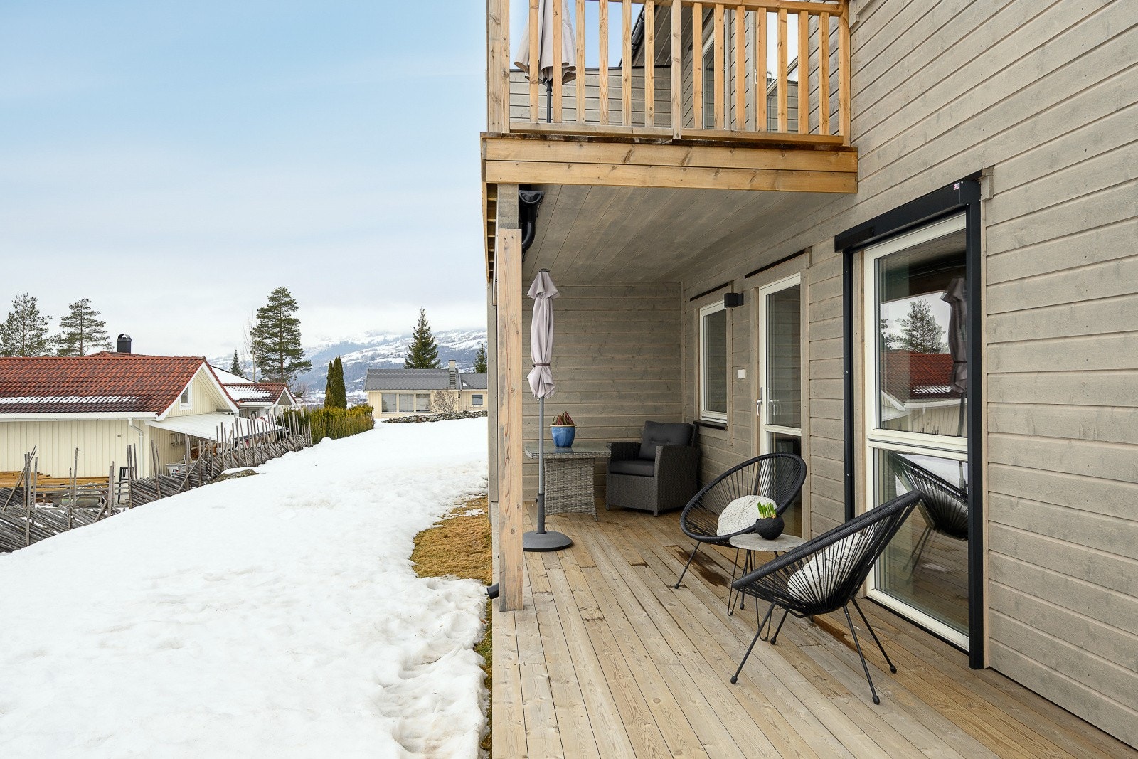 Terrassen er delvis overbygd av balkongen over, noe som gir ly for vær og vind. Galleribilde