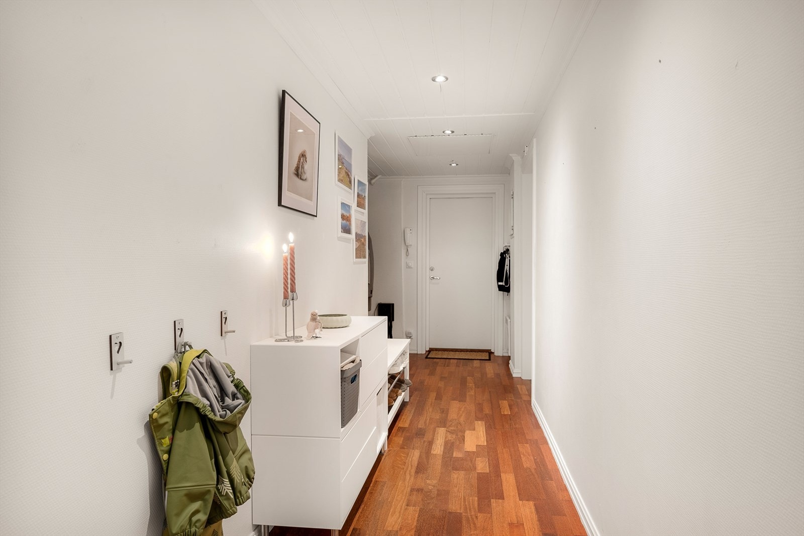 Du ønskes velkommen inn i en lys entré med god plass til yttertøy og sko. Galleribilde