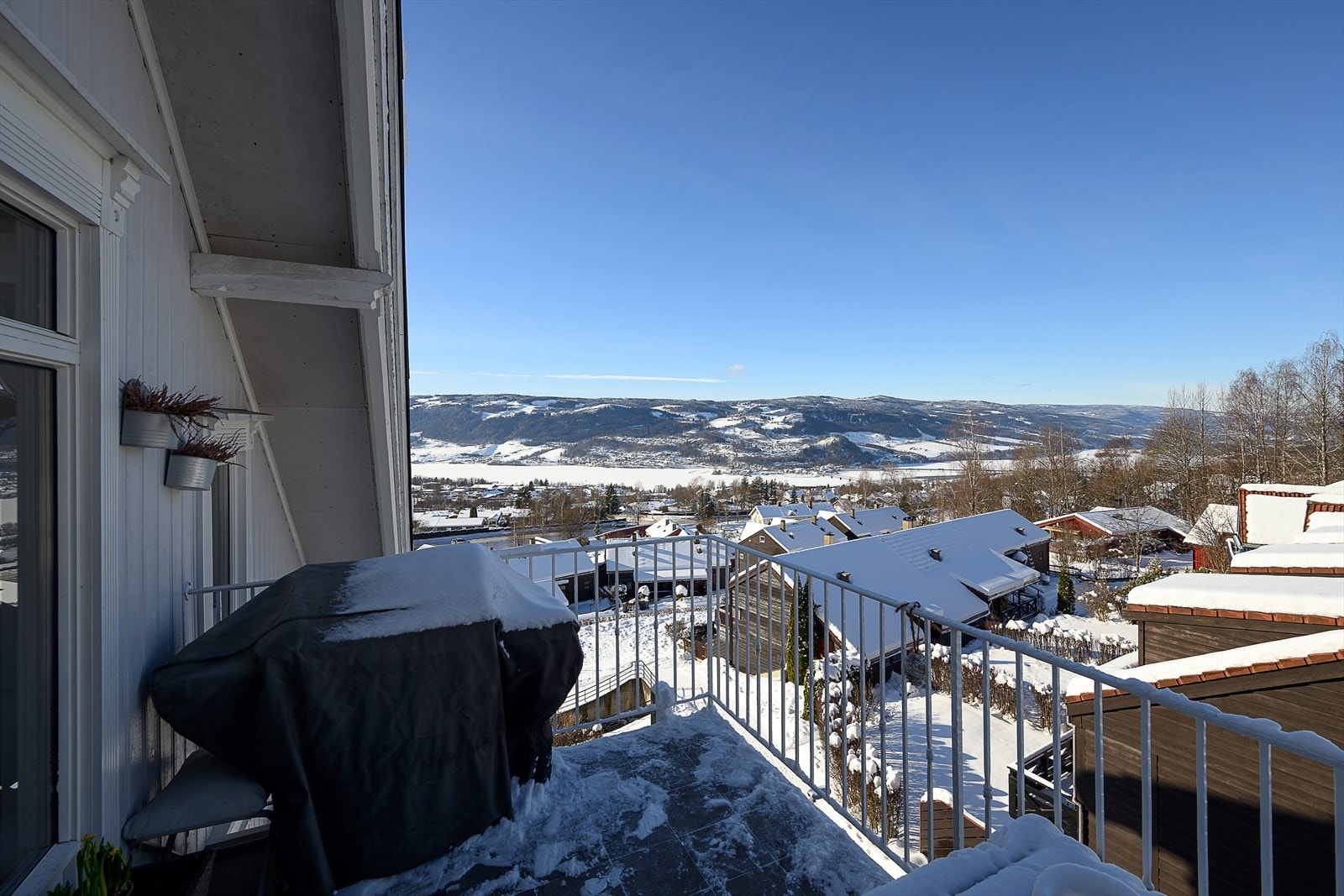 Fra verandaen har du en høy og fri beliggenhet med utsikt over Mjøsa. Galleribilde