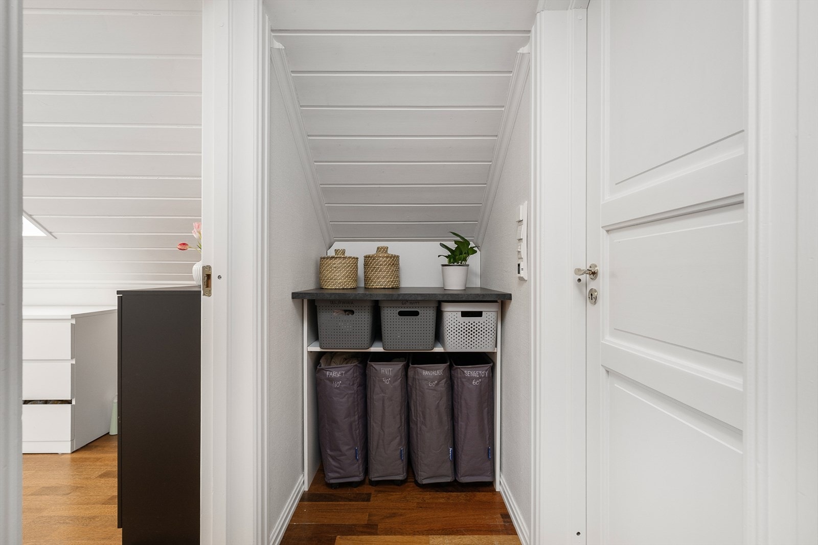 Leiligheten disponerer to praktiske boder for ekstra lagringsplass. Galleribilde