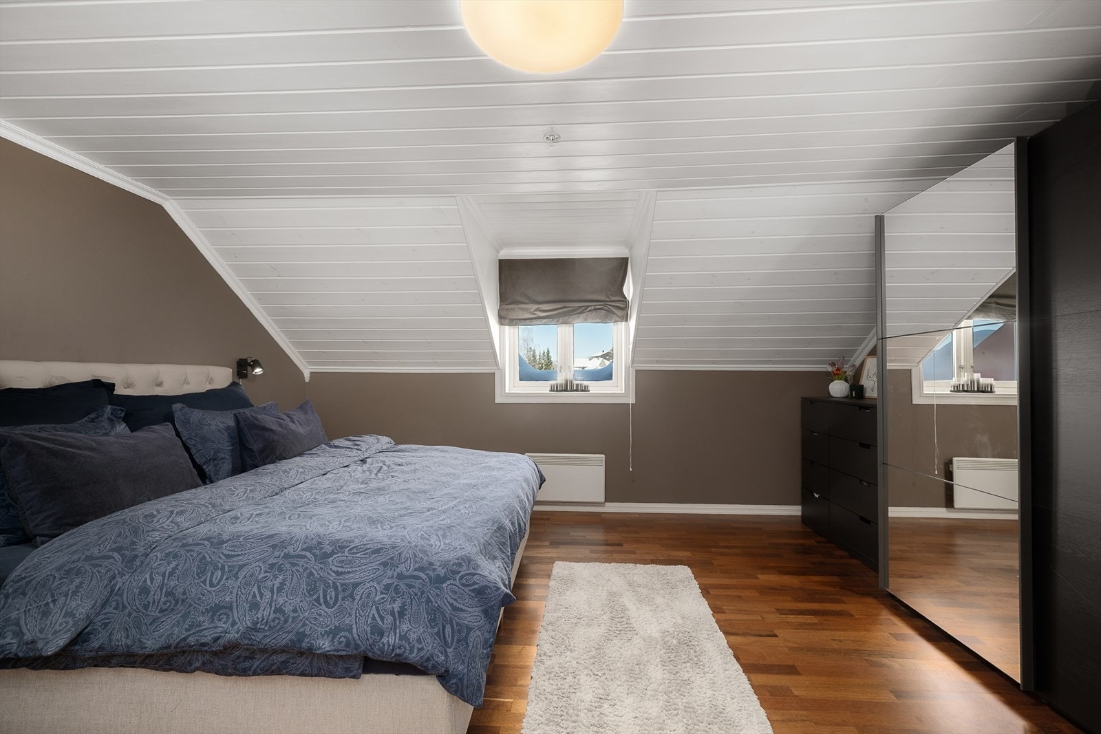 Leiligheten har tre soverom. Hovedsoverommet er romslig med plass til dobbeltseng. Galleribilde