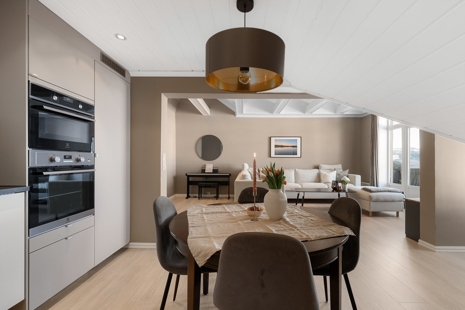 Kjøkkenet er sosialt plassert med god oversikt over stuen. Galleribilde