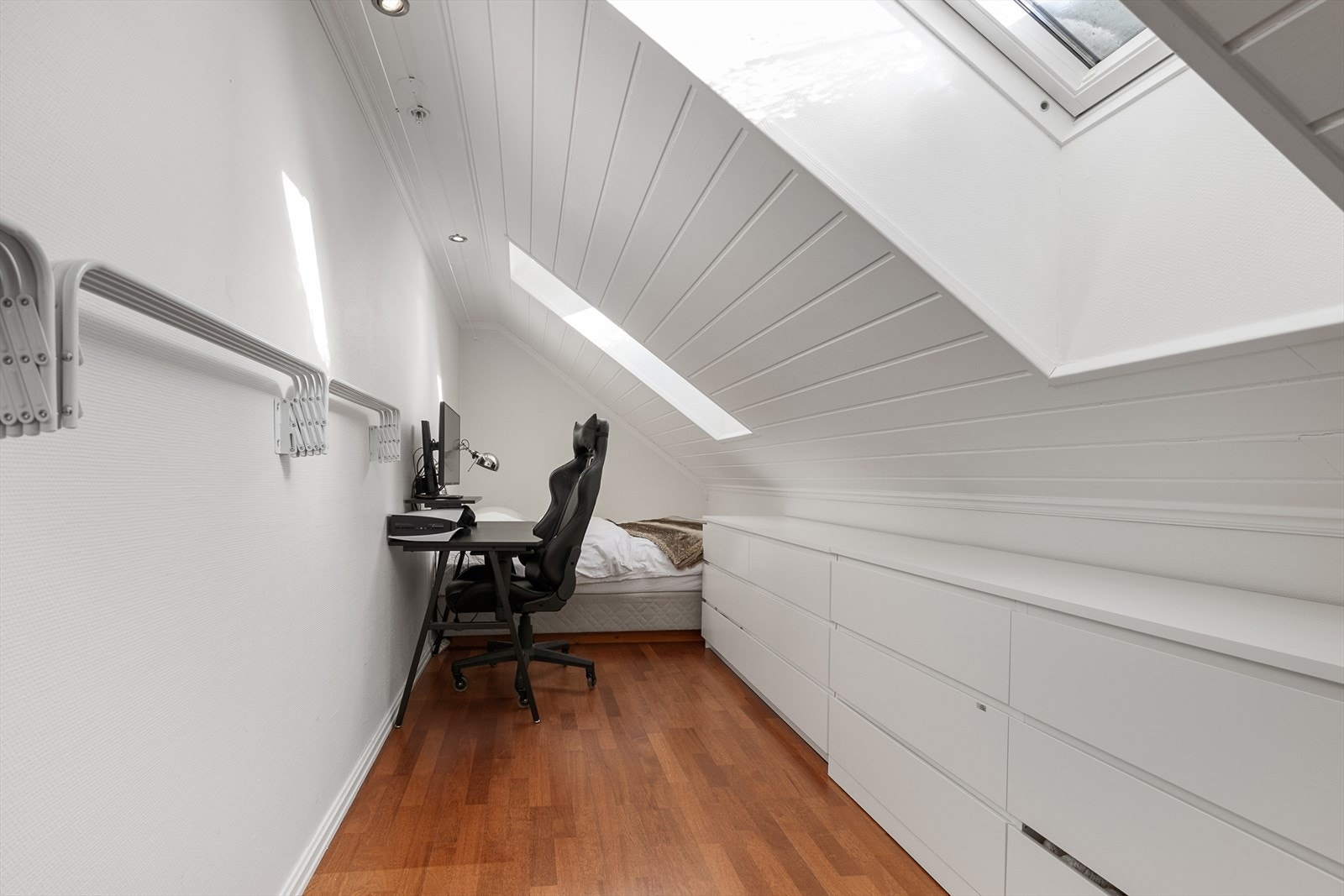 Det tredje soverommet får ekstra lys fra et takvindu. Galleribilde