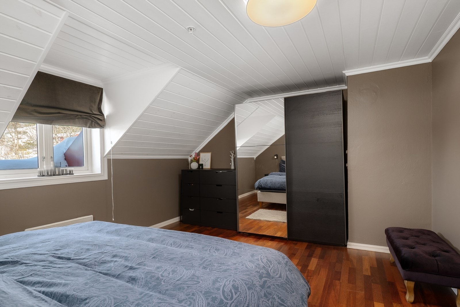 En stor garderobeløsning med speilfronter gir rikelig med oppbevaringsplass. Galleribilde