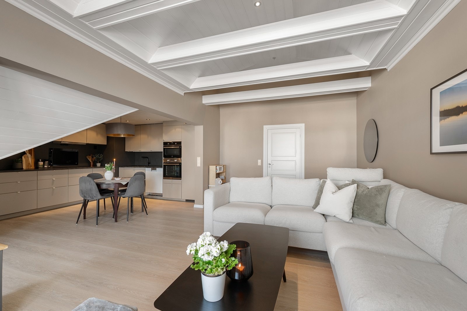 Sjarmerende skråtak og synlige bjelker gir rommet karakter og en luftig følelse. Galleribilde