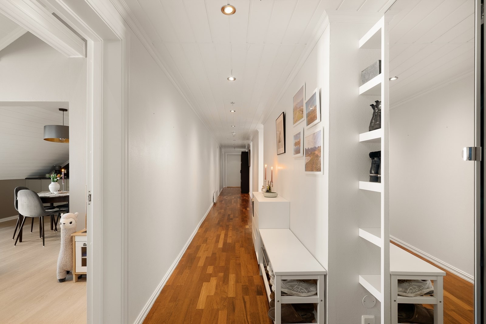 En langsgående gang binder rommene i leiligheten sammen på en effektiv måte. Galleribilde