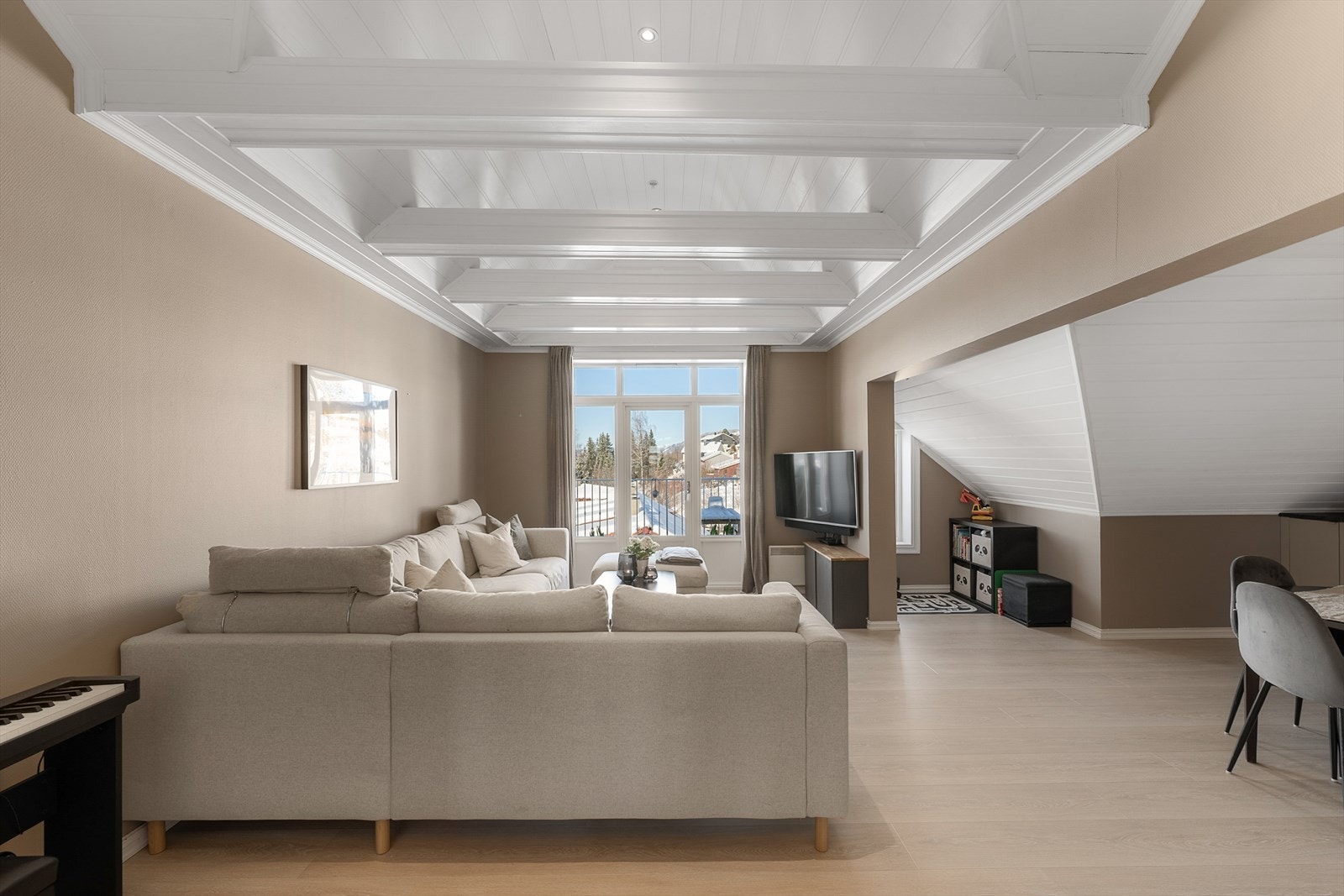 Stuen er et lyst og åpent rom med nytt gulv lagt i 2023. Galleribilde