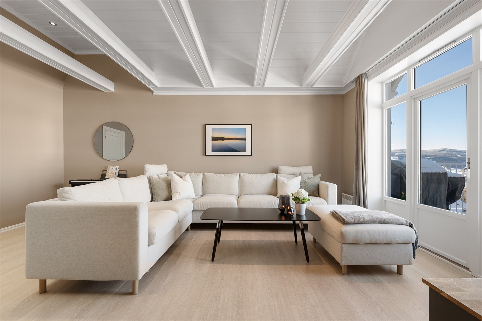 Rommet har en god størrelse som gir fleksibilitet for møblering av både sittegruppe og spiseplass. Galleribilde