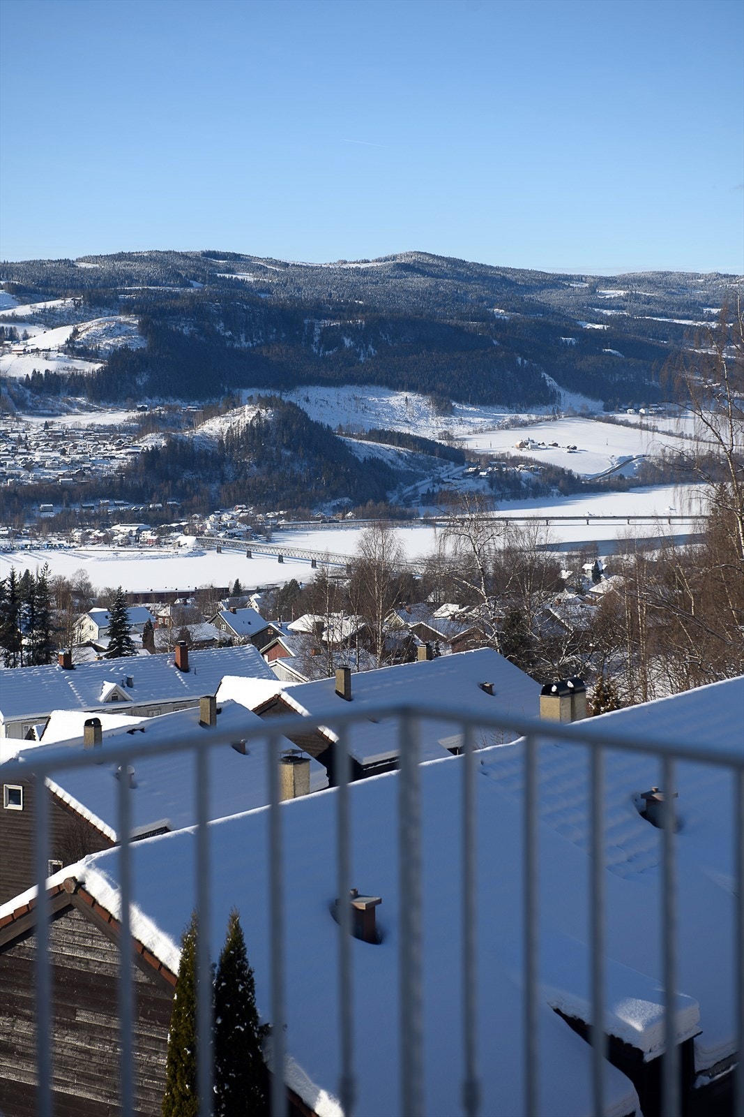 Nyt utsikten over de omkringliggende landskapene fra din egen uteplass. Galleribilde