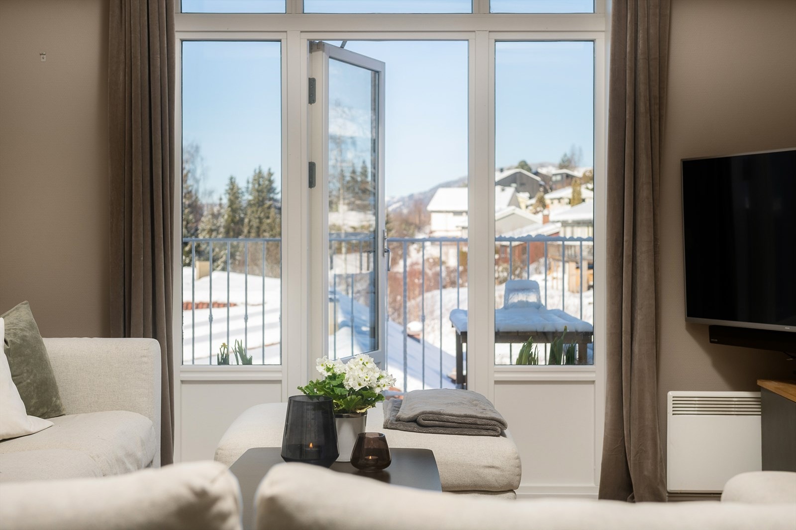 Fra stuen er det direkte utgang til den vestvendte verandaen på 9 m². Galleribilde