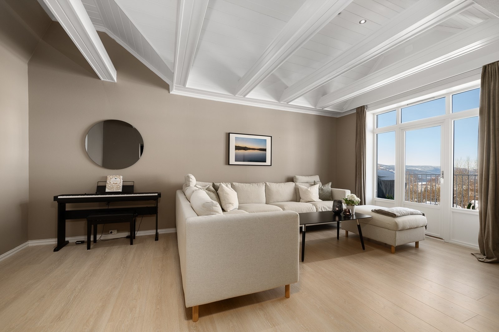 Store vindusflater slipper inn rikelig med dagslys og rammer inn utsikten. Galleribilde