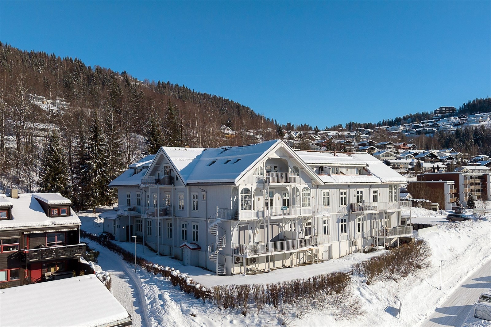 Eiendommen ligger i Holteskogen, et etablert og rolig boligområde. Galleribilde