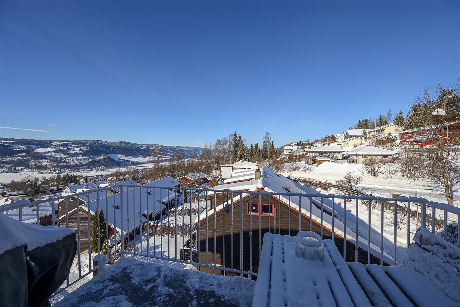 Verandaen har flislagt gulv og god plass til en sittegruppe. Galleribilde