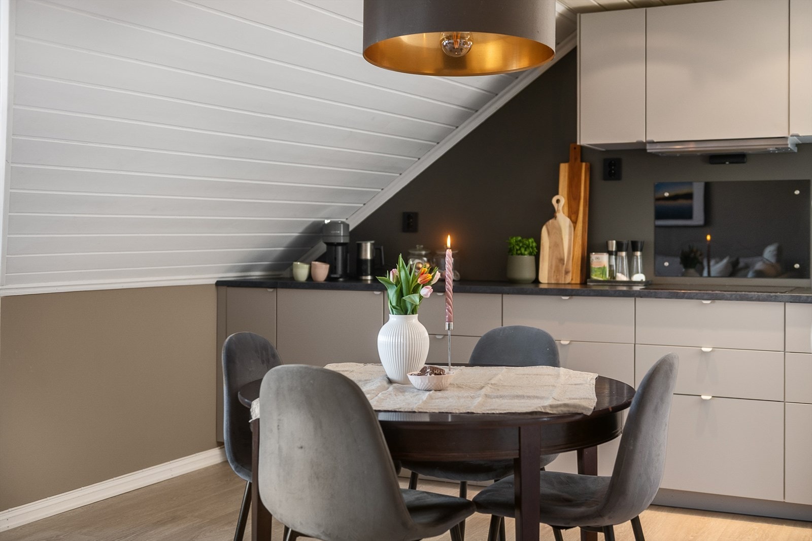 Det er god plass til en spiseplass i tilknytning til kjøkkenet. Galleribilde