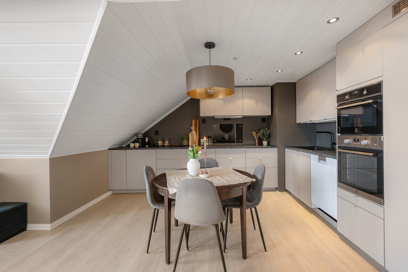 Leiligheten har et nytt og moderne kjøkken fra 2023 i åpen løsning mot stuen. Galleribilde