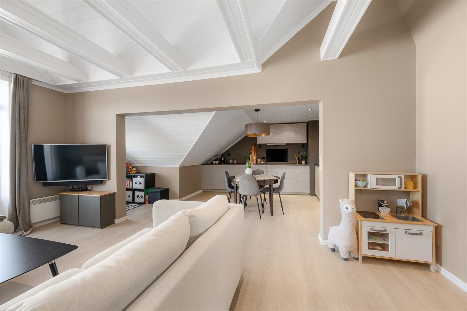 Den åpne løsningen mellom stue og kjøkken skaper en sosial og samlende arena. Galleribilde