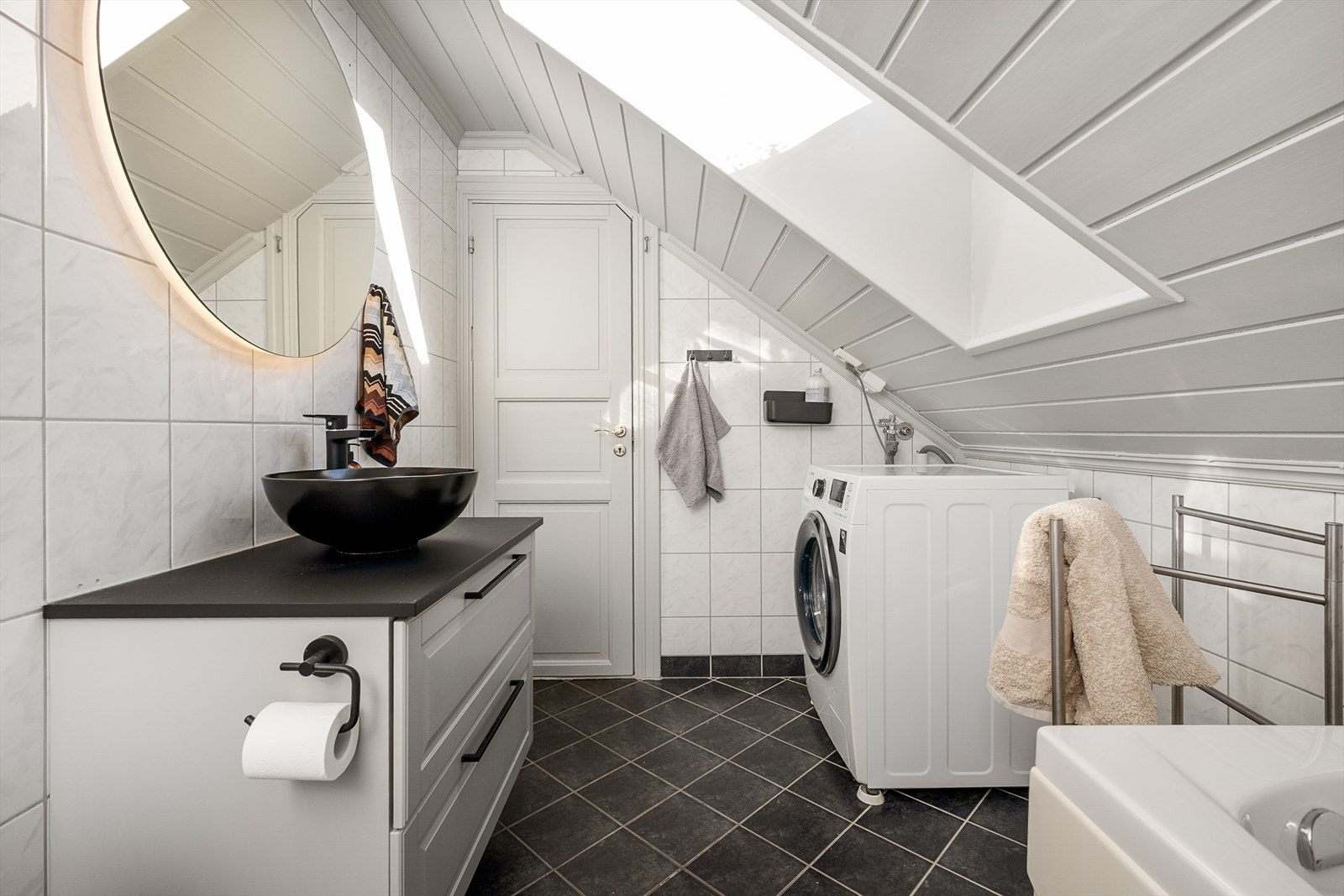 Her er det varme i gulvet for ekstra komfort, samt opplegg for vaskemaskin. Galleribilde