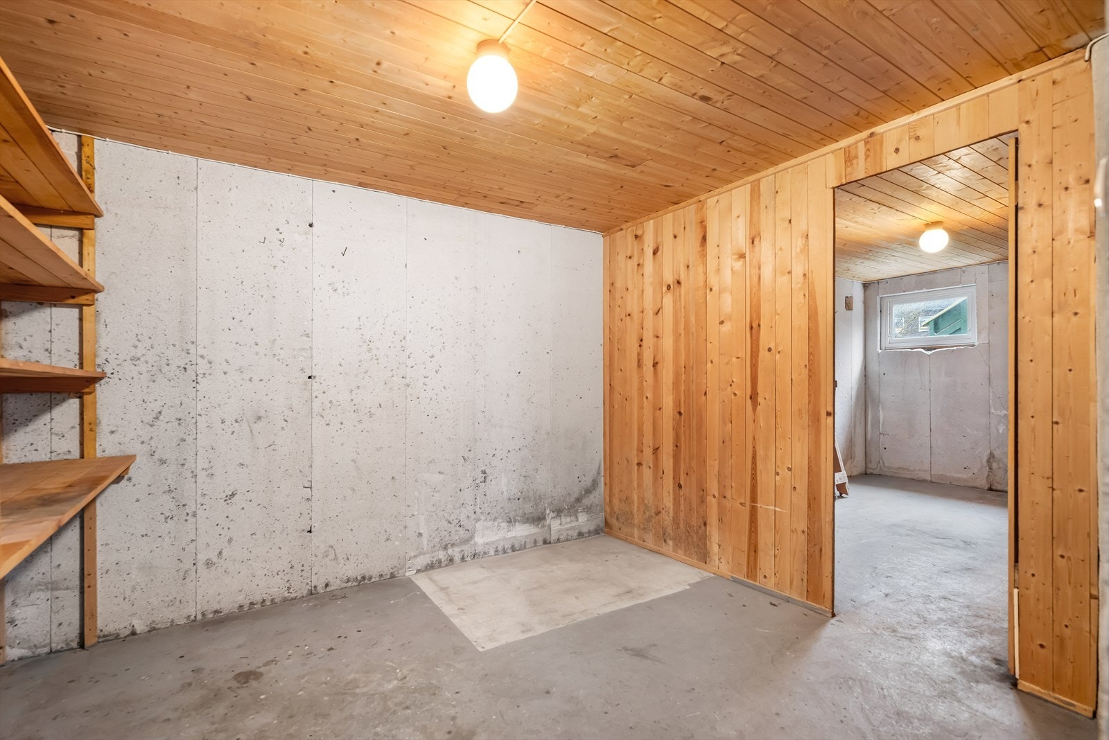 Kjelleren består i dag av 2 boder, vaskerom og et stort uinnredet rom. Galleribilde