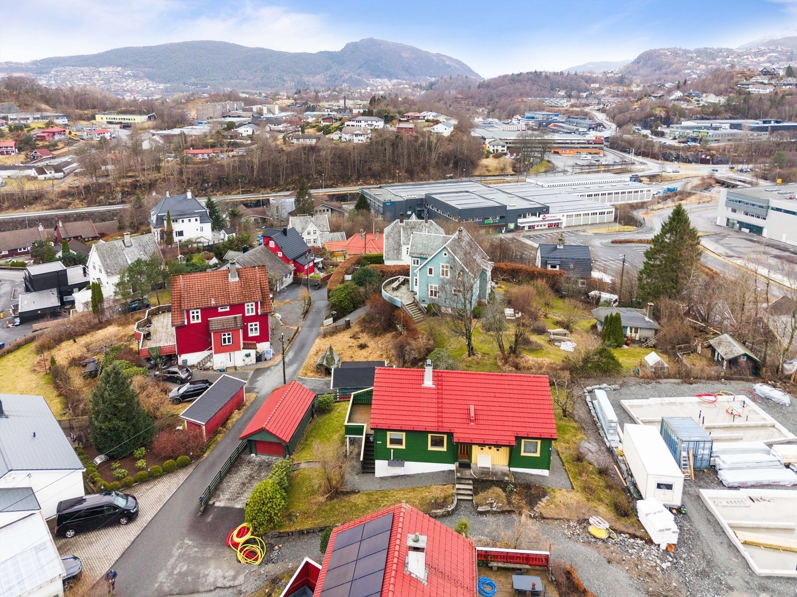 Eiendommen har en meget sentral og god beliggenhet på Øvsttun, om lag 1,5 km fra Nesttun sentrum. Galleribilde