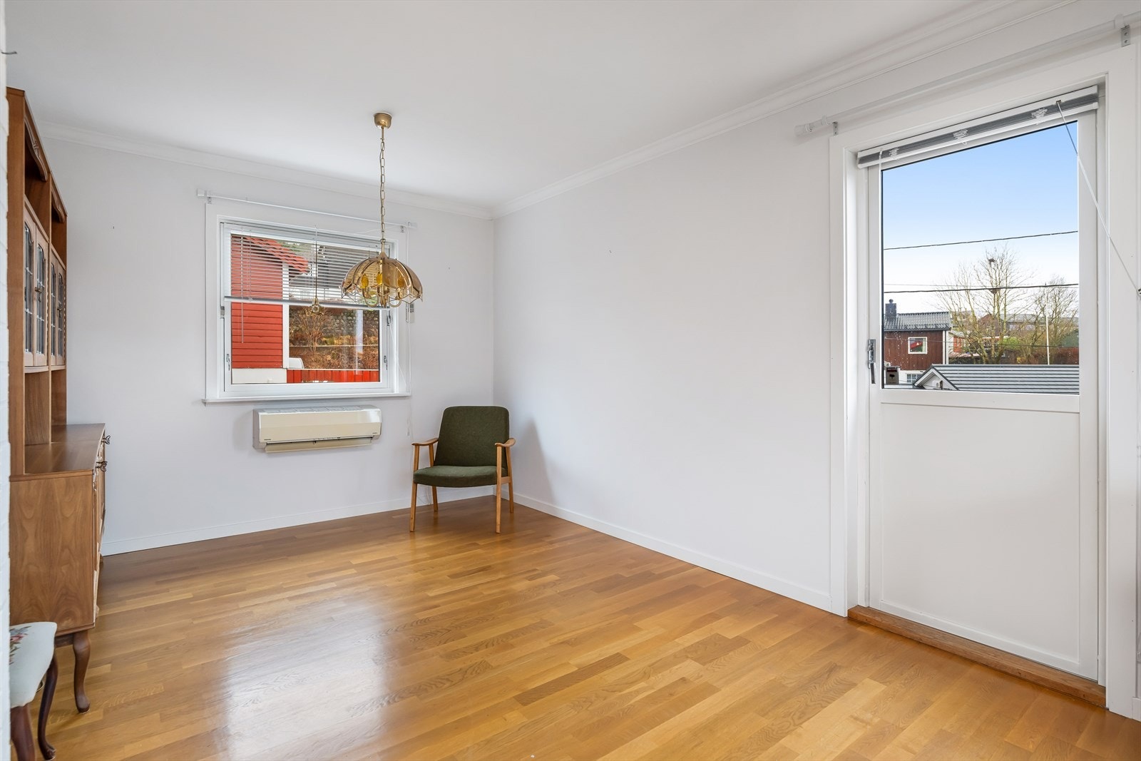 Boligen har varmepumpe. Fra stuen er det utgang til vestvendt og solrik balkong. Galleribilde