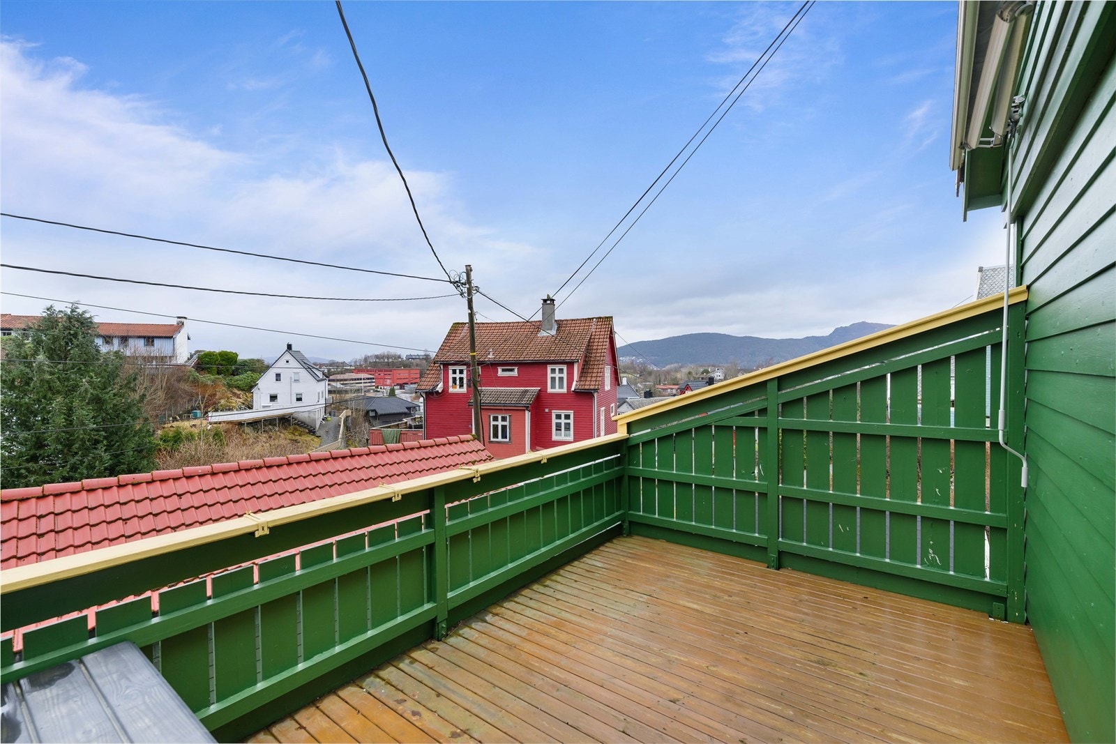 Vestvendt og solrik terrasse. Galleribilde