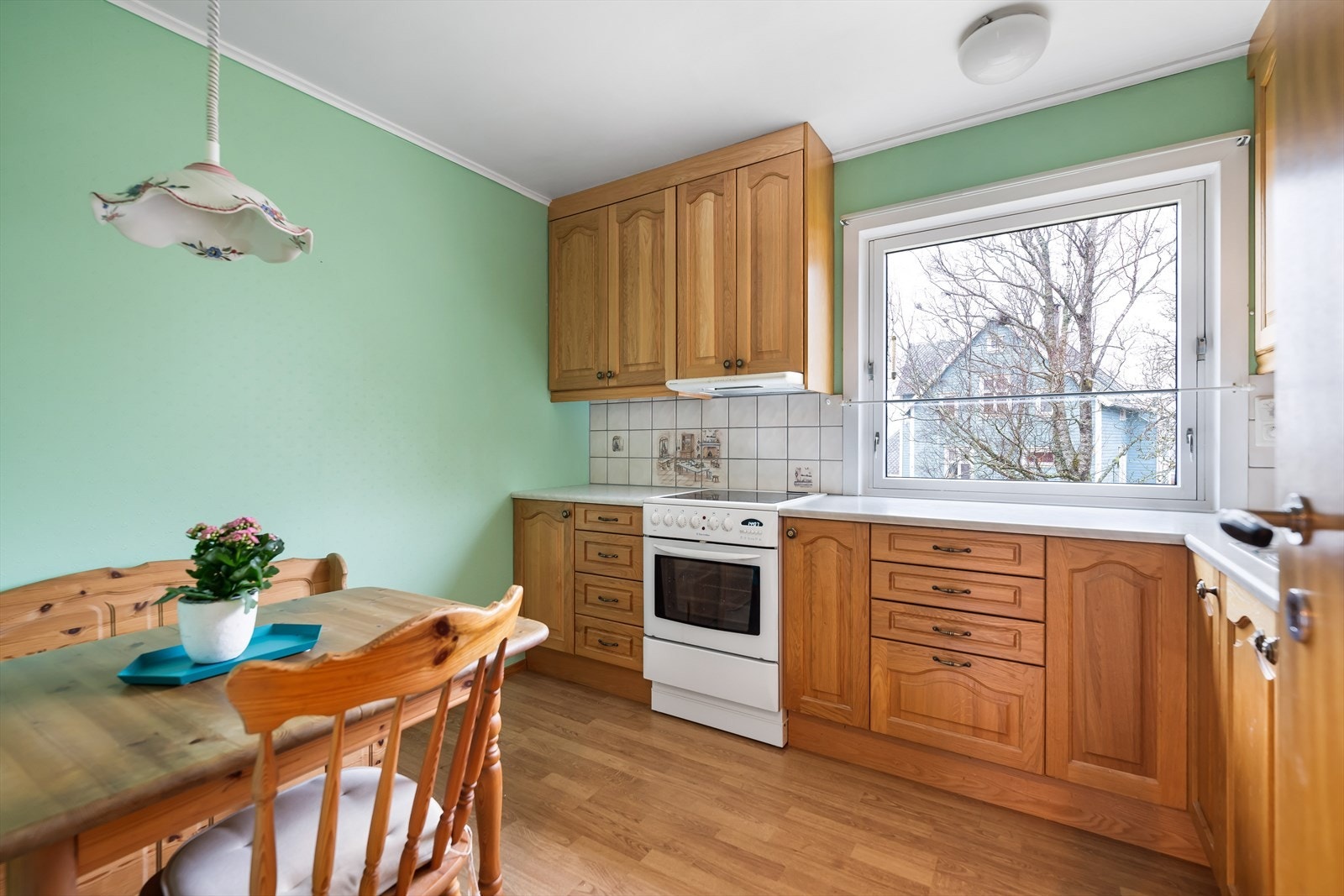 Kjøkken på ca. 8 kvm. og har plass til spisebord. Galleribilde