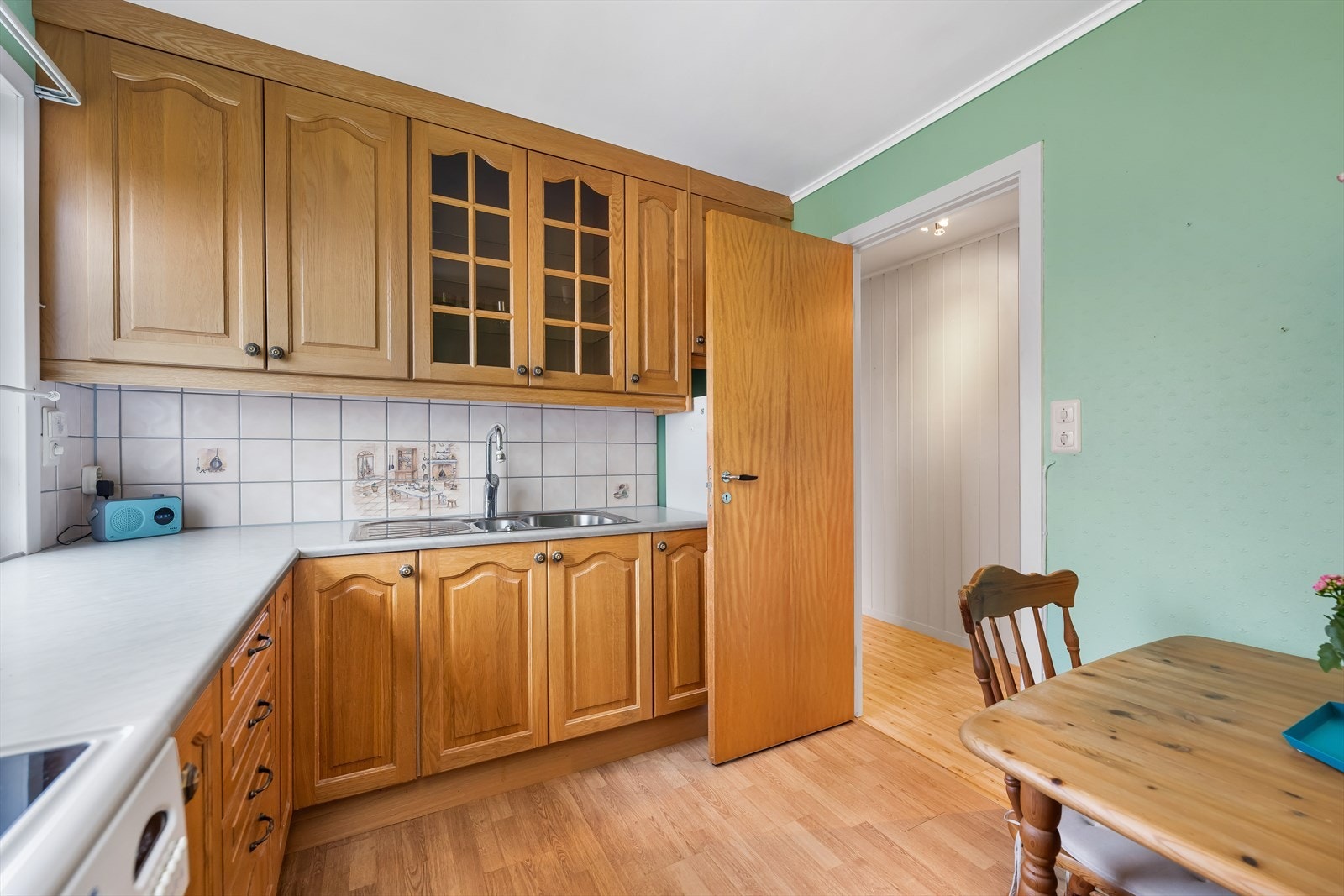 Kjøkkennnredning med god skap- og benkeplass. Galleribilde