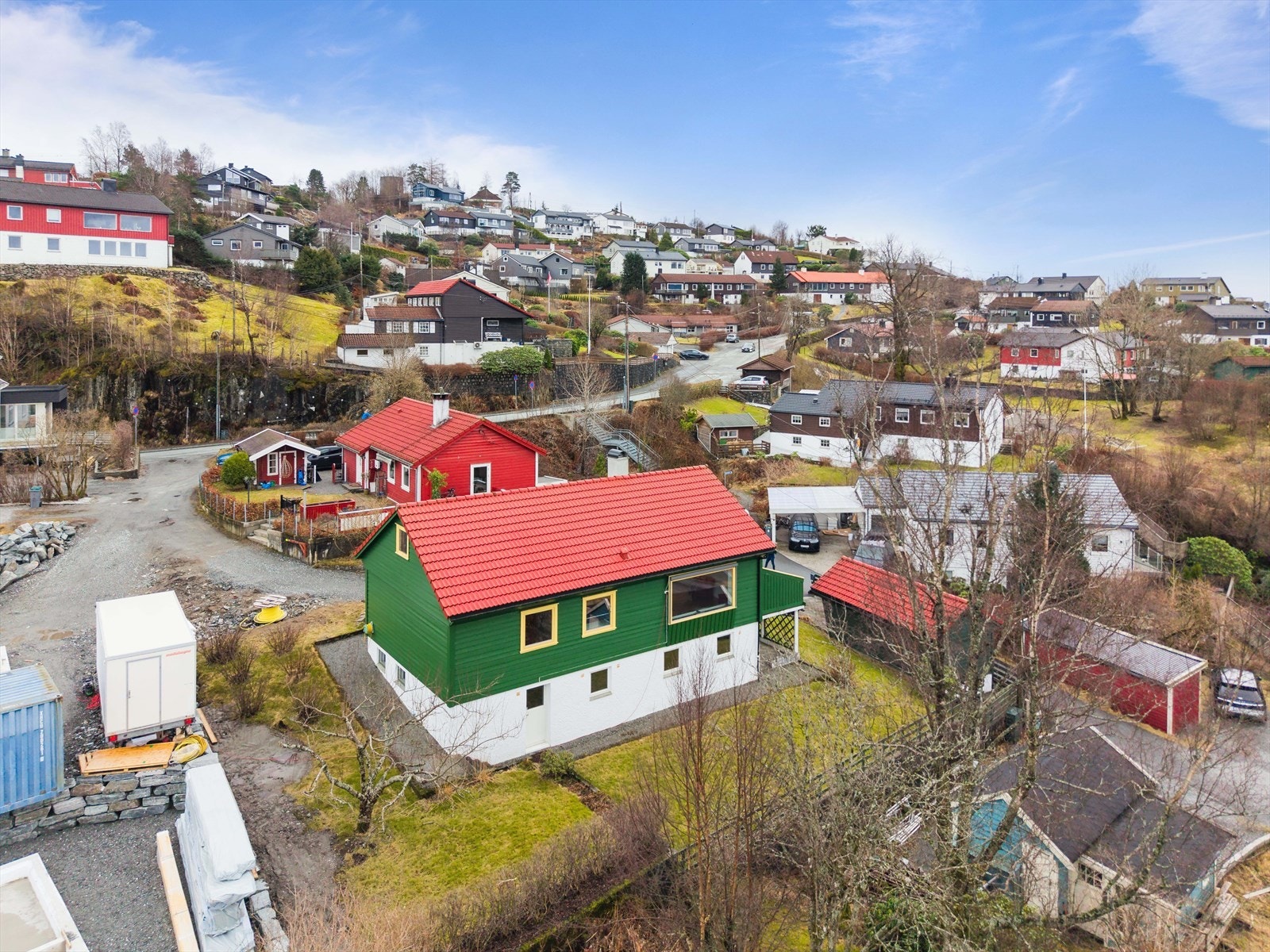 Boligen har for øvrig tak fra 2014 og diverse nye vinduer både i 1. etasje og i kjelleretasje. Galleribilde