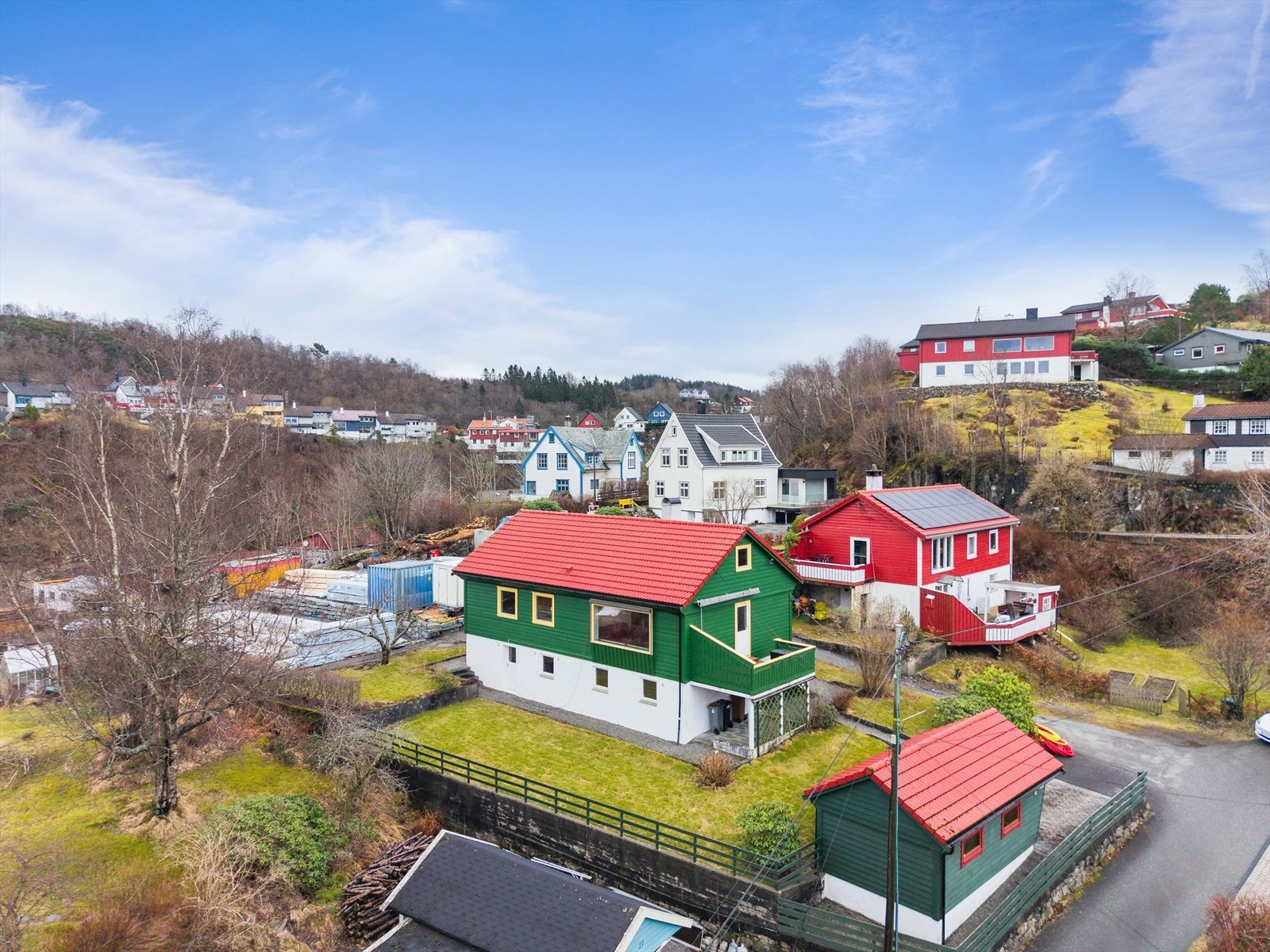 Eiendommen ligger åpent og luftig til i et etablert og trivelig nabolag. Galleribilde