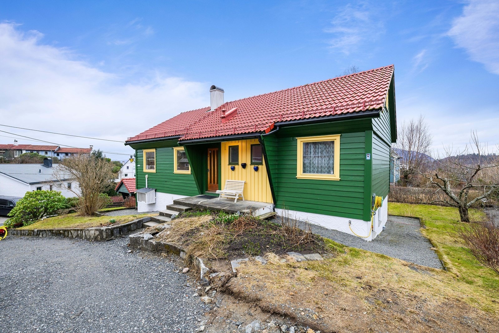 Sørsiden av boligen med inngangsparti. Galleribilde
