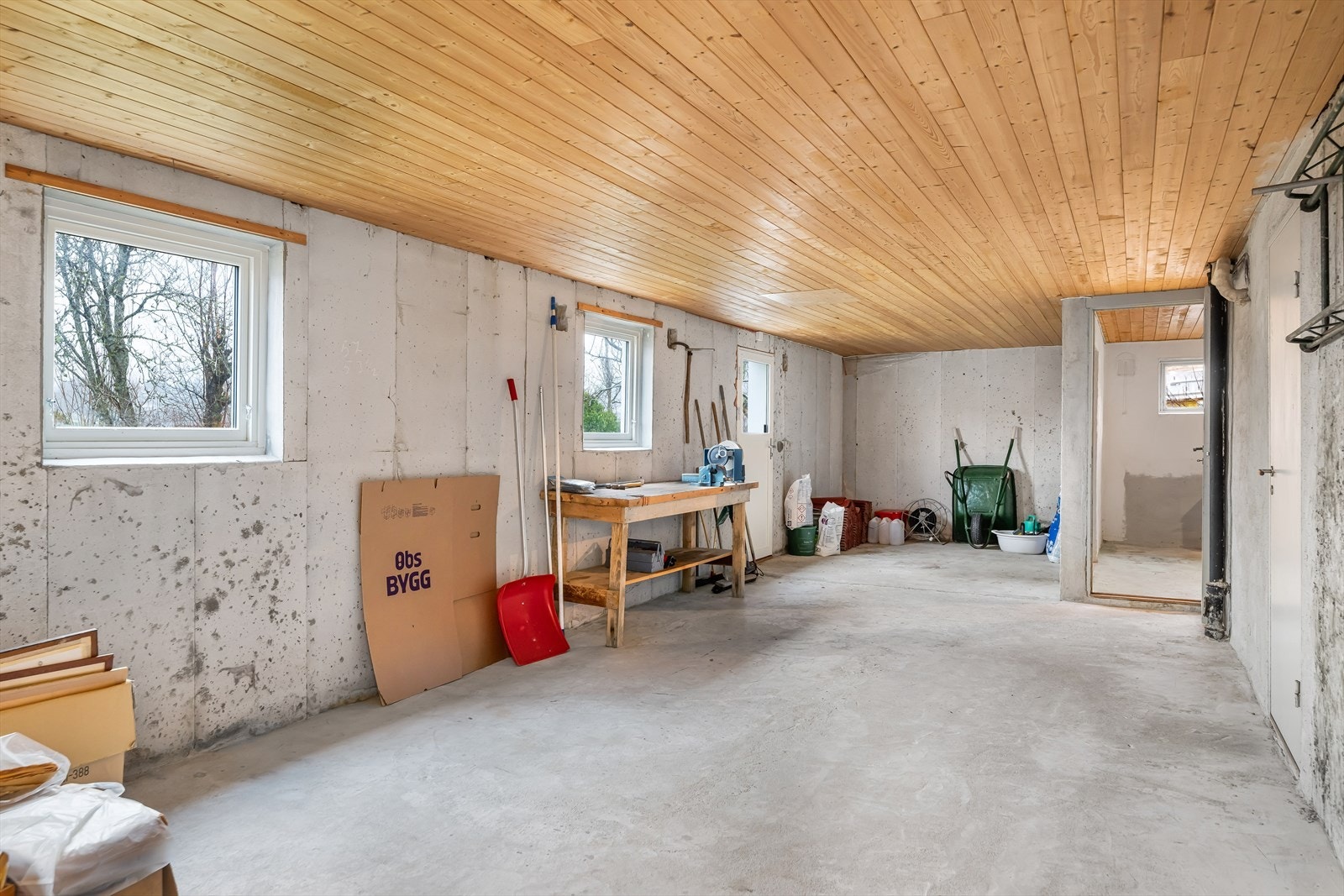 Fra kjeller har man dør ut til hage og uteområde. Galleribilde