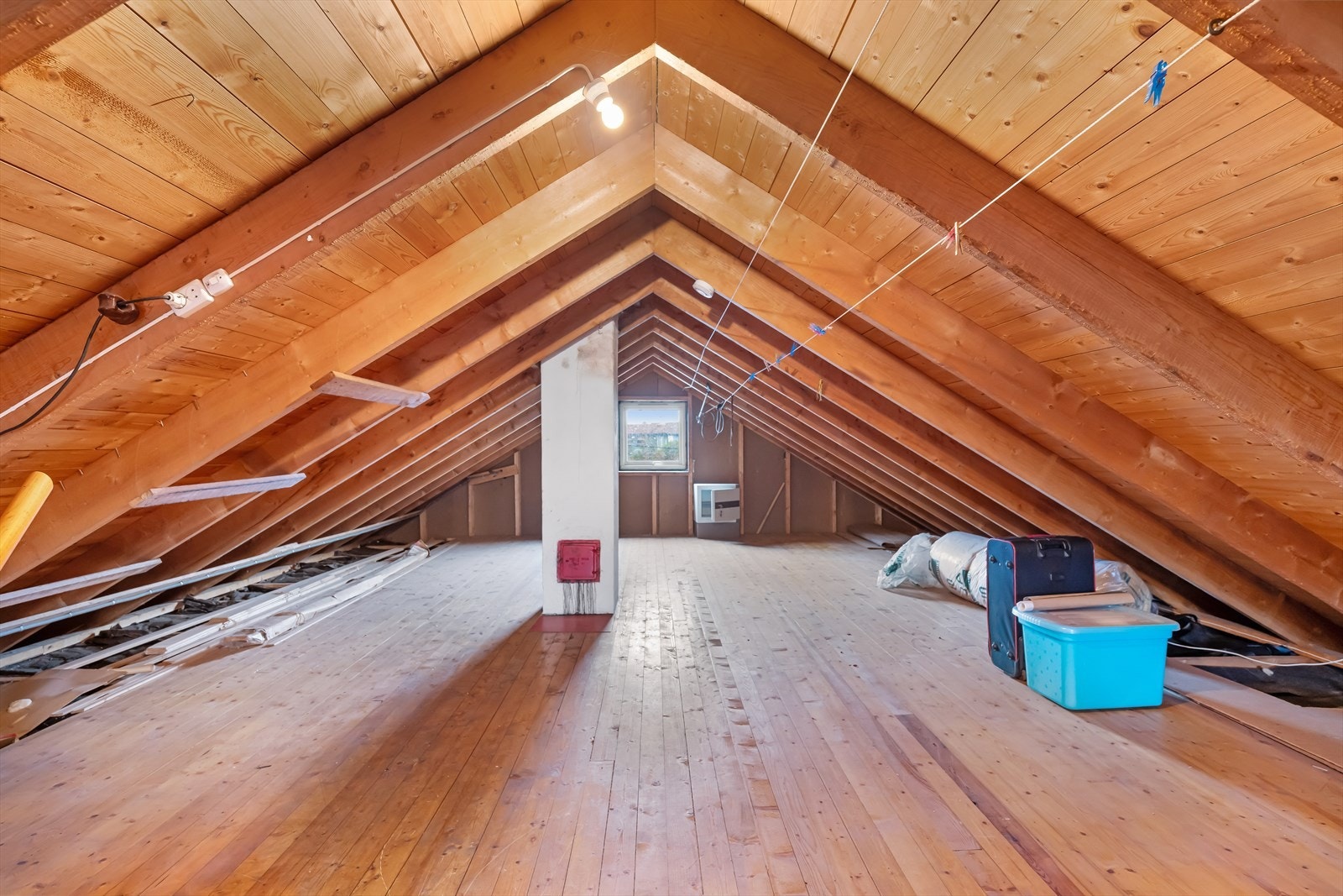Uinnredet loftsrom med god lagringsplass. Galleribilde