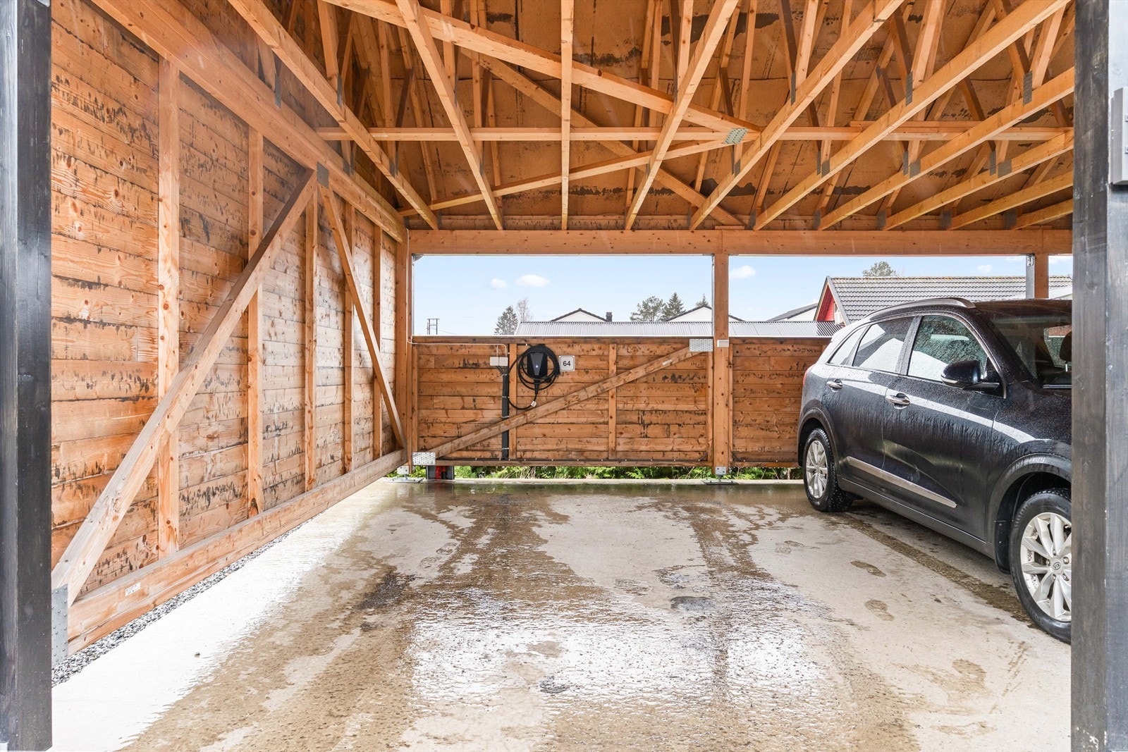 Carport med elbillader. Galleribilde