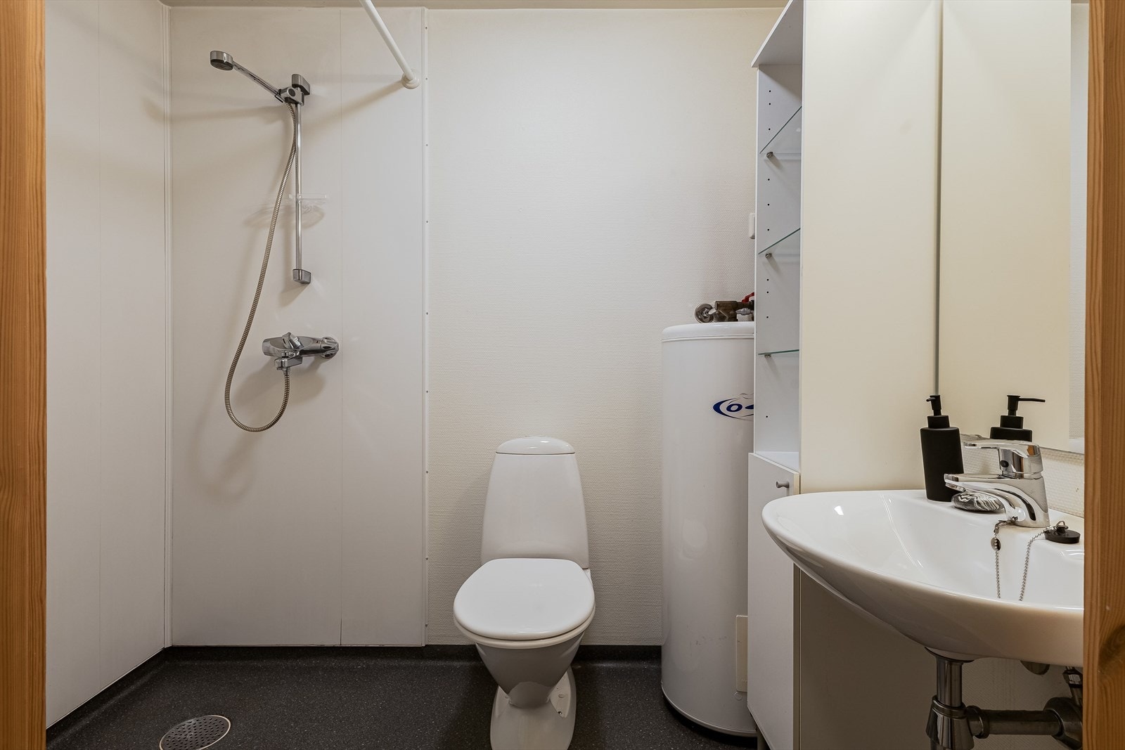 Enkelt innredning på bad Galleribilde