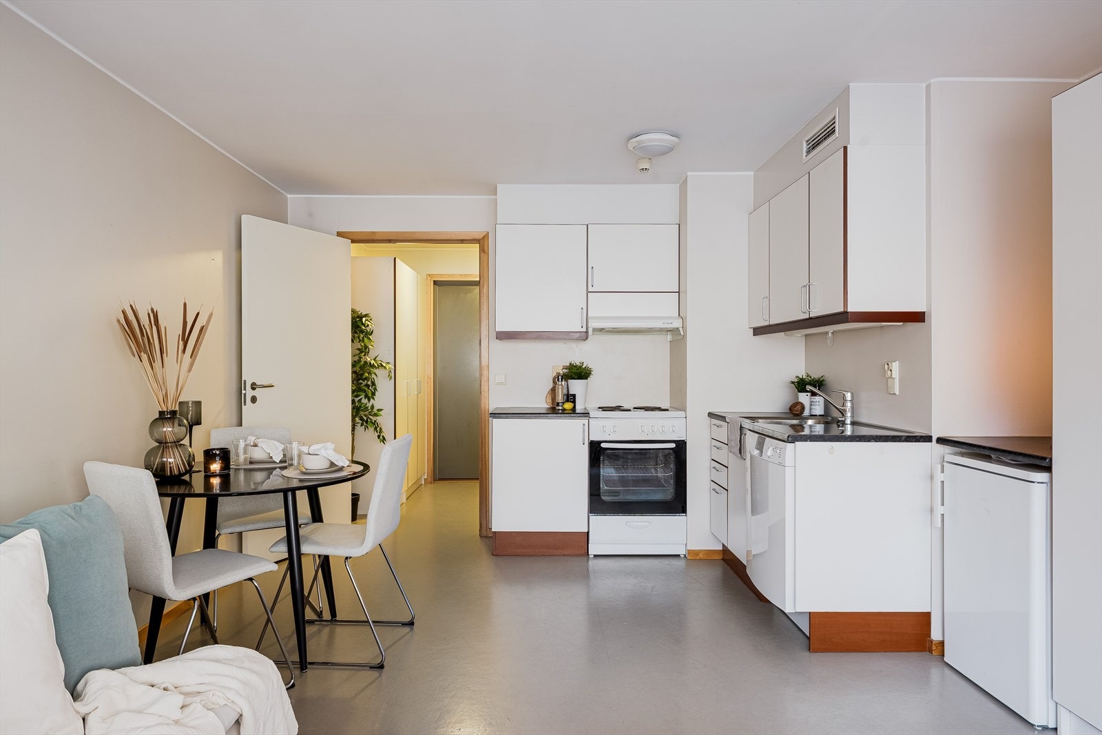 Del av stue mot kjøkken Galleribilde