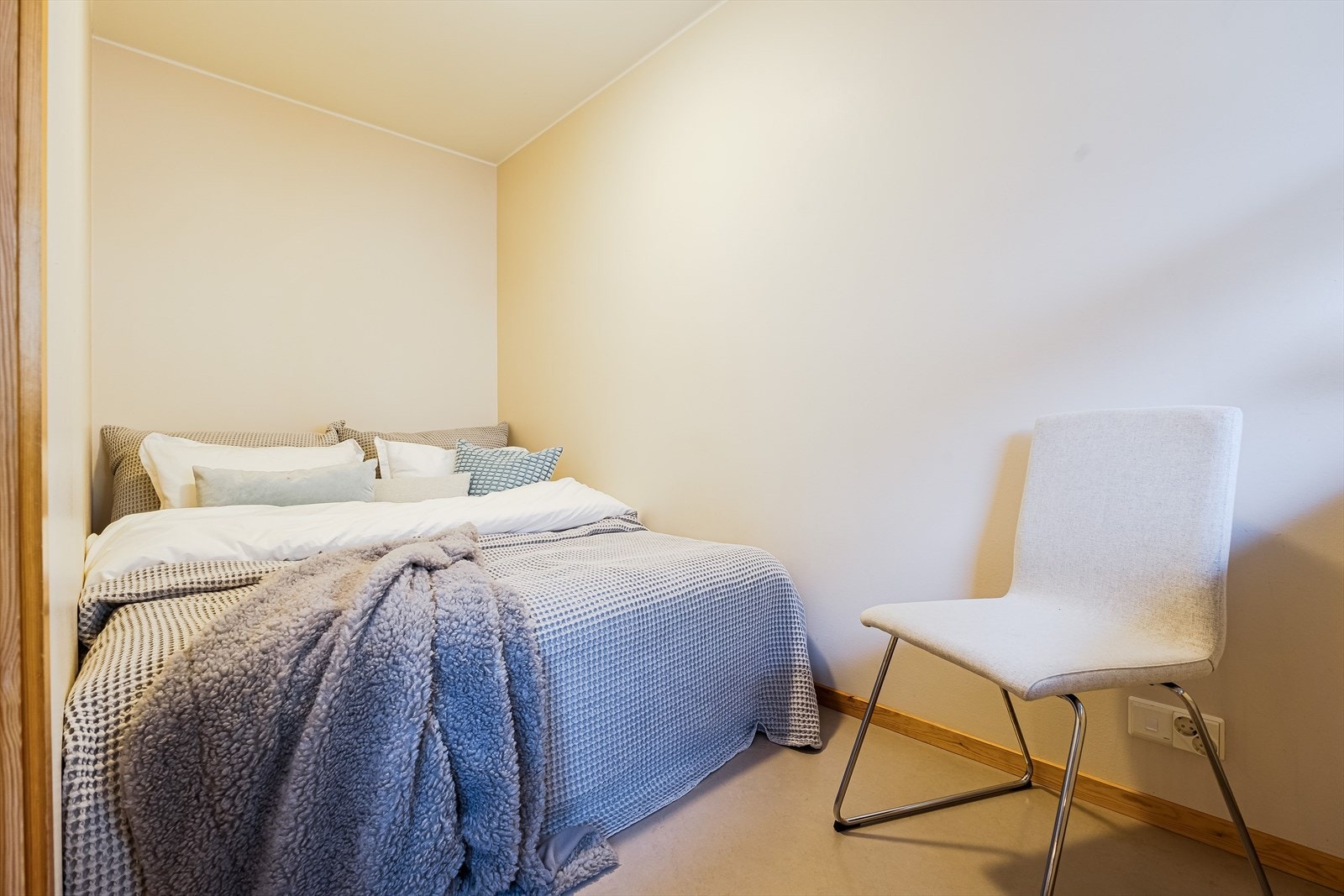 Soverom og det er vindu på soverom Galleribilde