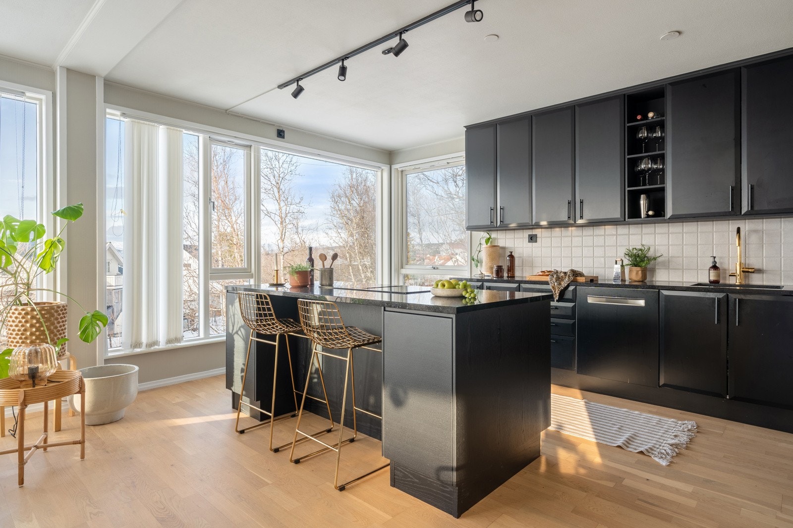 Kjøkkenøya kommer godt med for ekstra benk- og oppbevaringsplass. Galleribilde