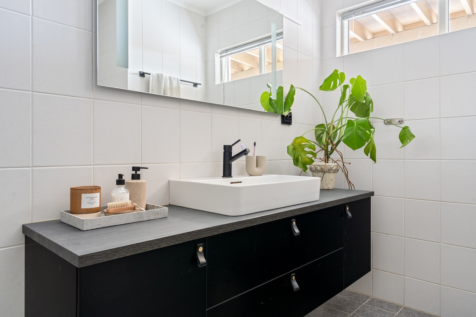 Baderomsinnredning og dusjdører samt rør til vasken ble byttet i 2021. Galleribilde