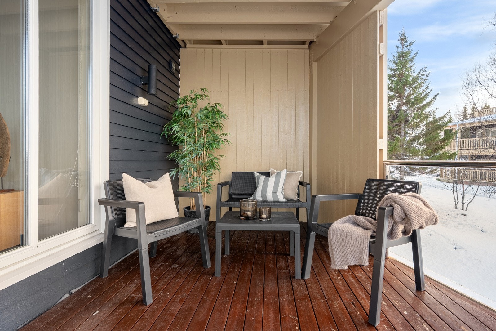 Fra stuen er det utgang til balkong med gode utsikt- og solforhold Galleribilde