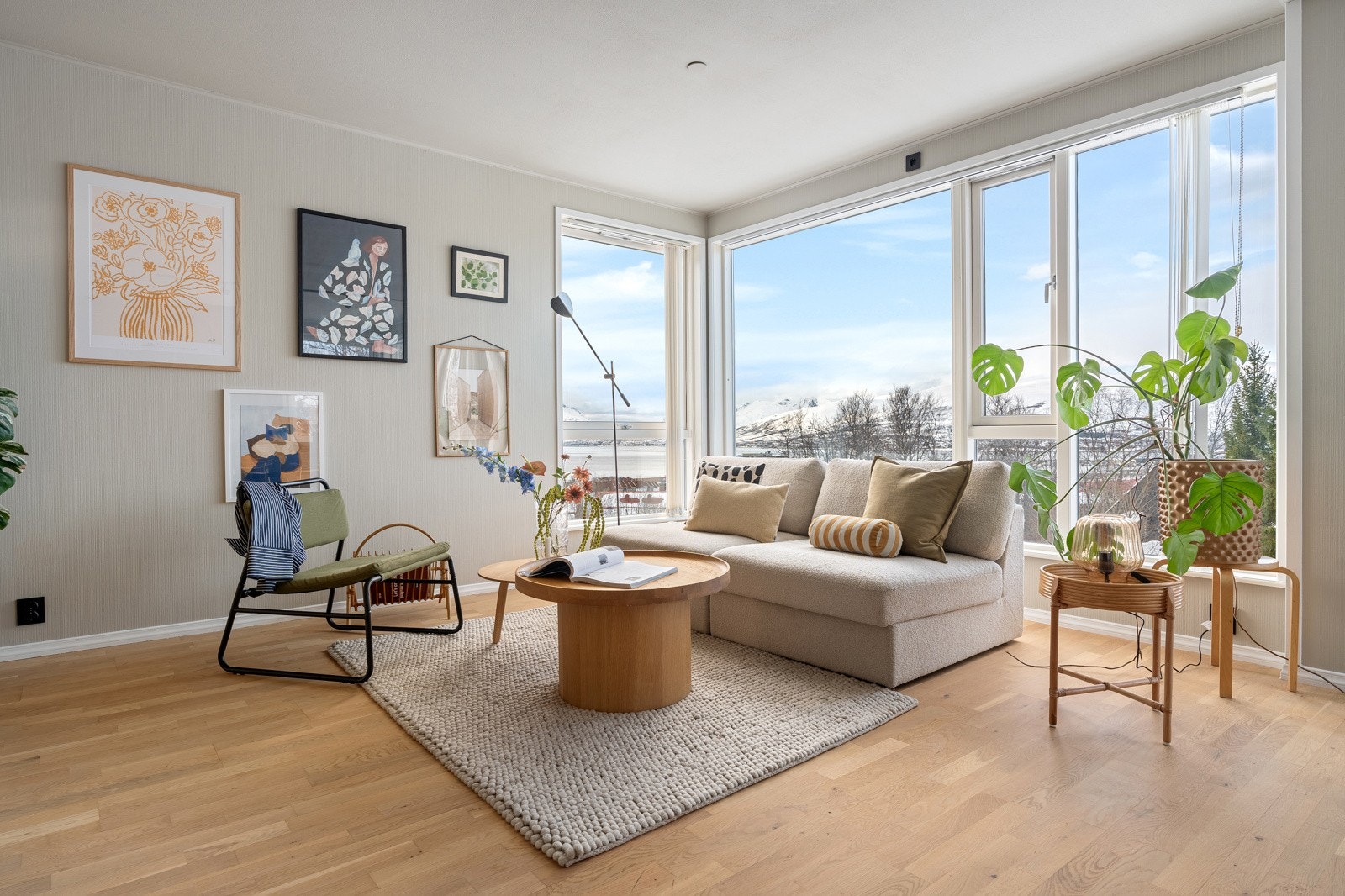 Hjørnebeliggenheten gir deg fantastisk utsikt fra stuen. Galleribilde