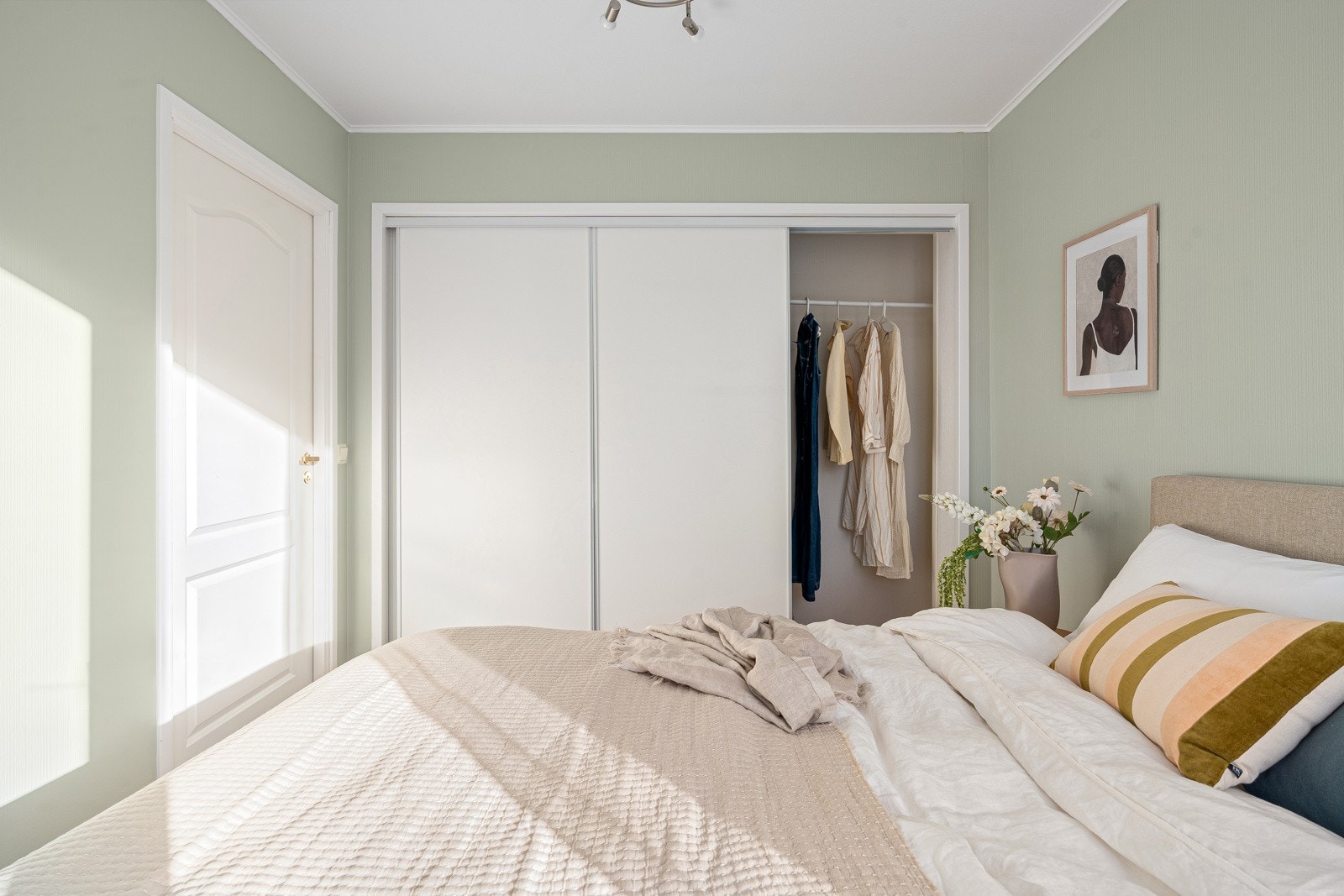 Skyvedørsgarderober på hovedsoverommet. Galleribilde