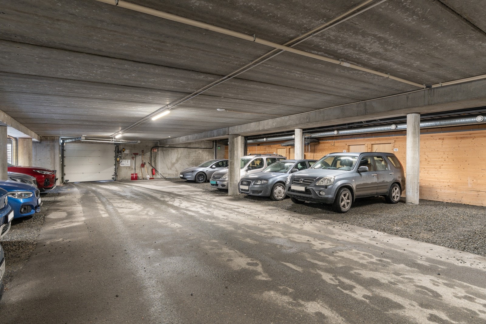 Fast parkeringsplass i garasjeanlegg Galleribilde