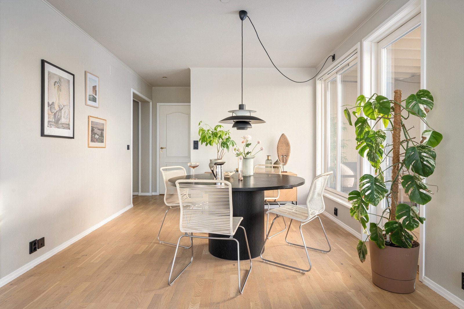 Stuen byr på flere møbleringsmuligheter med god plass for spisebord. Galleribilde